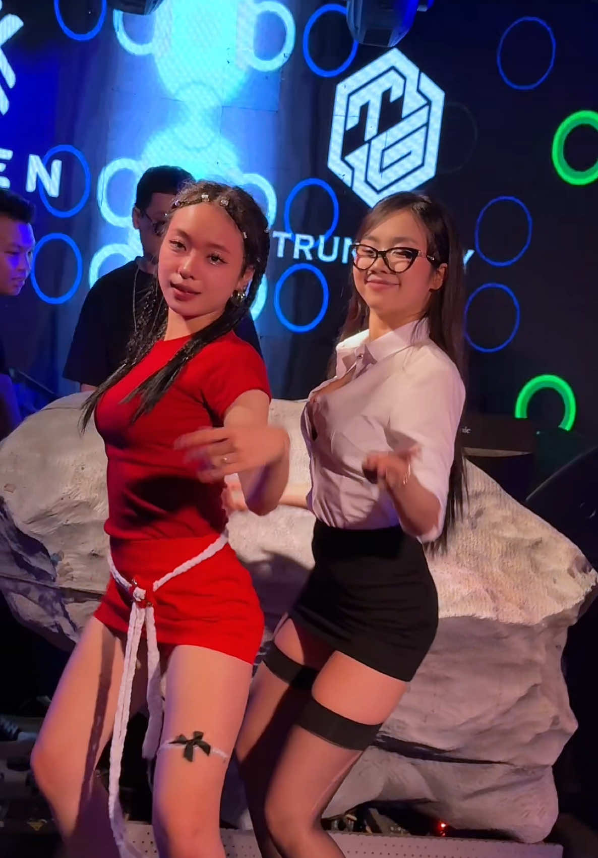 2 chị e mỗi ng 1 style #Thelavish #xuhuong #viral #shiinyy #lounge #hanoi #barhn #trend #quynhmeomeo 