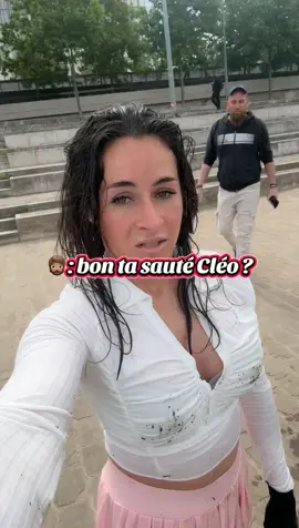 Comme dhab la seule a sauter 🤣