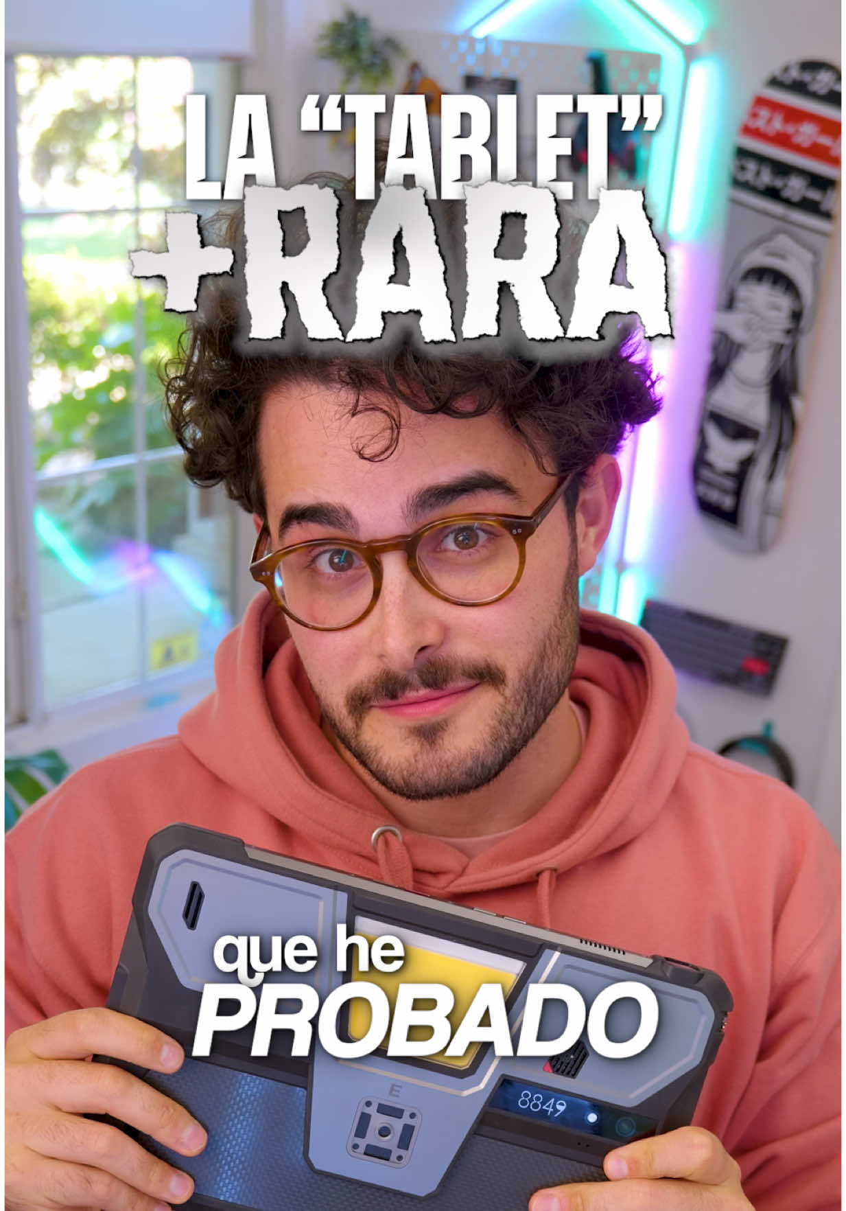 ¡Esta tablet es rara!  Es la TANK Pad E, una tablet todoterreno con proyector, linterna, resistencia al agua y ¡una batería de 21.000 mAh! Sí, es pesada, pero se siente indestructible.  #tablet #gadgets #proyector #tecnología #TankPadE #tabletresistente 