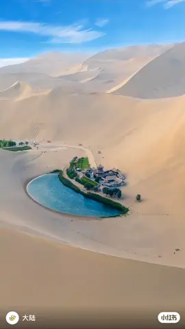 Minh Sa Sơn – Một tuyệt cảnh thiên nhiên giữa sa mạc ở Đôn Hoàng, tỉnh Cam Túc, Trung Quốc, nổi tiếng với vẻ đẹp kỳ ảo và âm thanh kỳ bí phát ra từ cát.