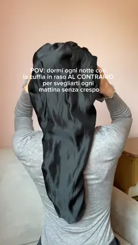 Ecco perché dormire con la cuffia in raso fa così bene: 🎀 Riduce la frizione evitando rotture 🎀 Previene effetto crespo 🎀 Mantiene l'idratazione che il cotone del cuscino assorbirebbe 🎀 Aiuta a mantenere la piega E tu dormi già con la cuffia? #haircare #hairtips #hairglowup #hairsummer #hairtransformation #eveningroutine #hairbonnet #cuffiainseta #bonnet #silkbonnet 