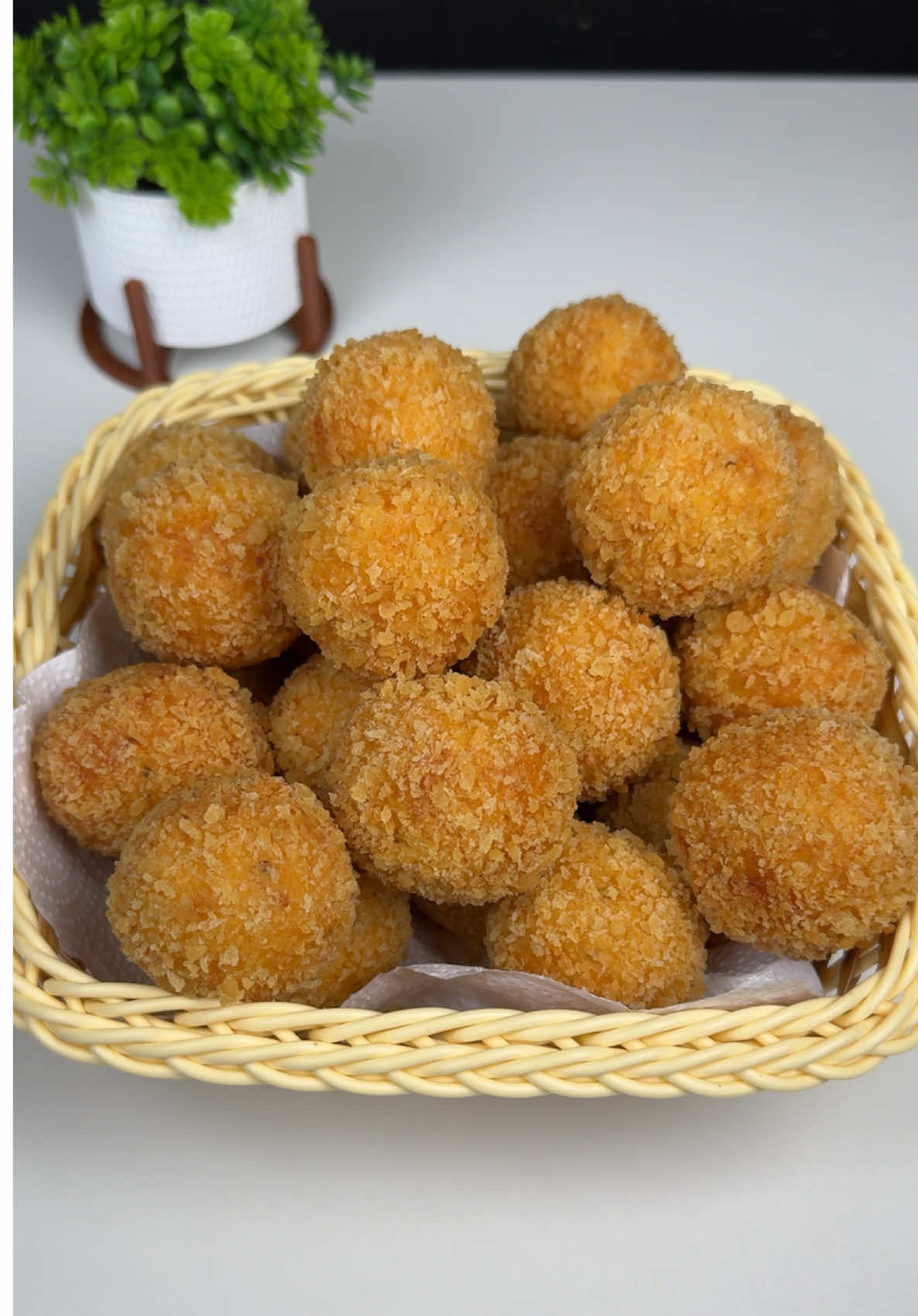 Croquete de frango com queijo  Ingredientes  Fio de óleo  700g de peito de frango  Sal  Páprica doce  Lemon Pepper  Açafrão  Suco de limão  Alho  Água para cozinha  1/2 cebola  1 tomate  1/2 cenoura  1 batata  1 xícara do caldo do cozimento do frango  1 xícara de farinha de trigo  150g de queijo mussarela  Para empanar  2 ovos   Farinha panko ou farinha de rosca  Modo de preparo: no vídeo 