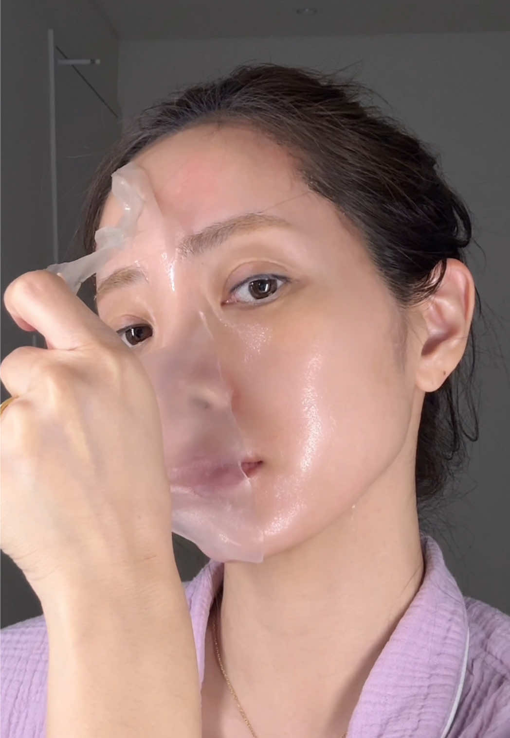 If you want to deeply firm your skin from within, try a collagen mask✨ Used in this video: Mixsoon Collagen Glass Skin Mask @mixsoon_global  @OLIVE YOUNG Global  #Mixsoon  #CollagenMask #GlassSkin #KBeauty #KSkincare #GlowingSkin #DewySkin #SkincareRoutine #SkinCareAddict #BeautyTips #SelfCare #koreanbeauty  #kbeautyskincare  #skintok  #BeautyTok  #선물