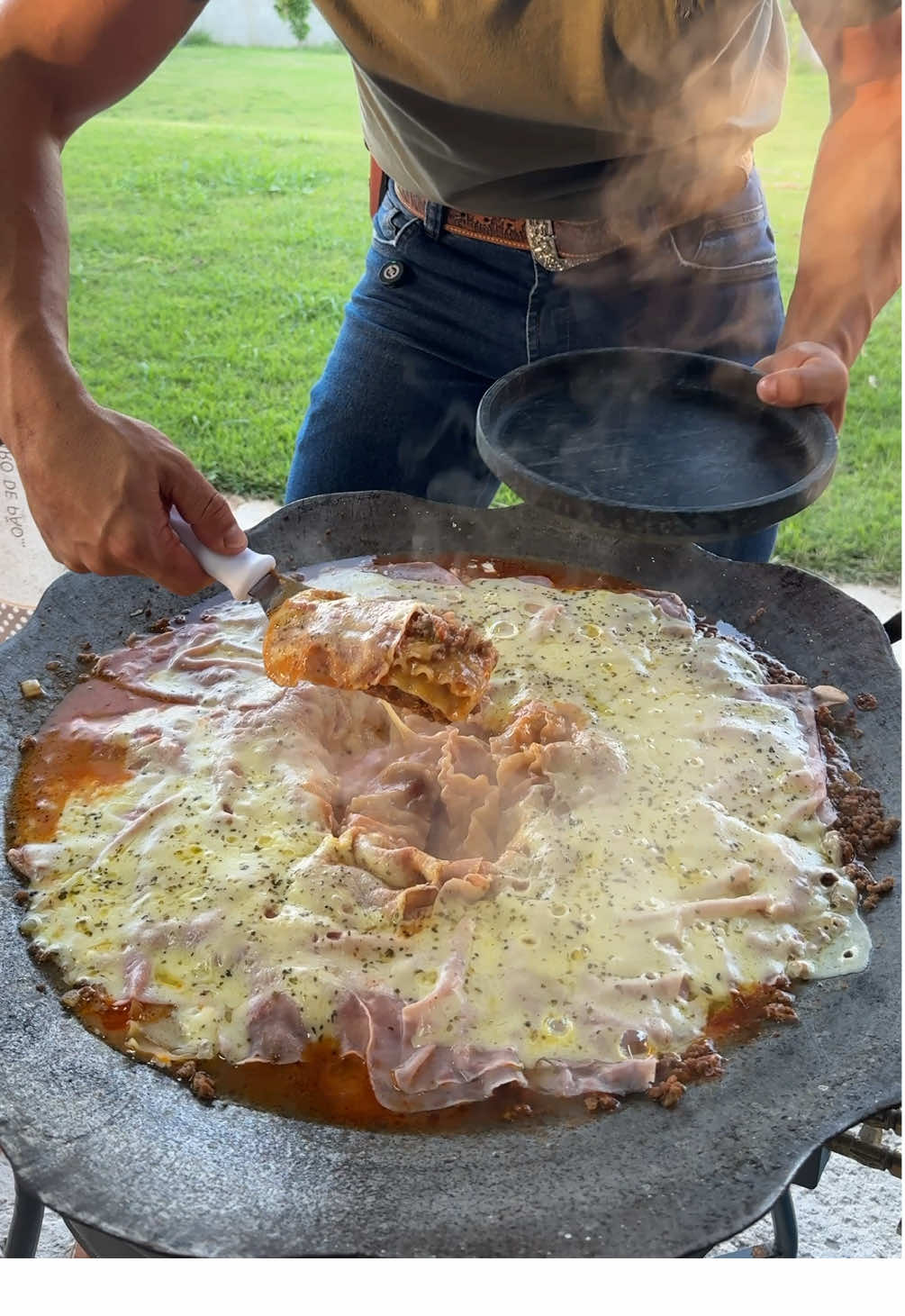 Fiz uma lasanha deliciosa no disco de arado! #viraliza #comida #viralvideos #receitas 