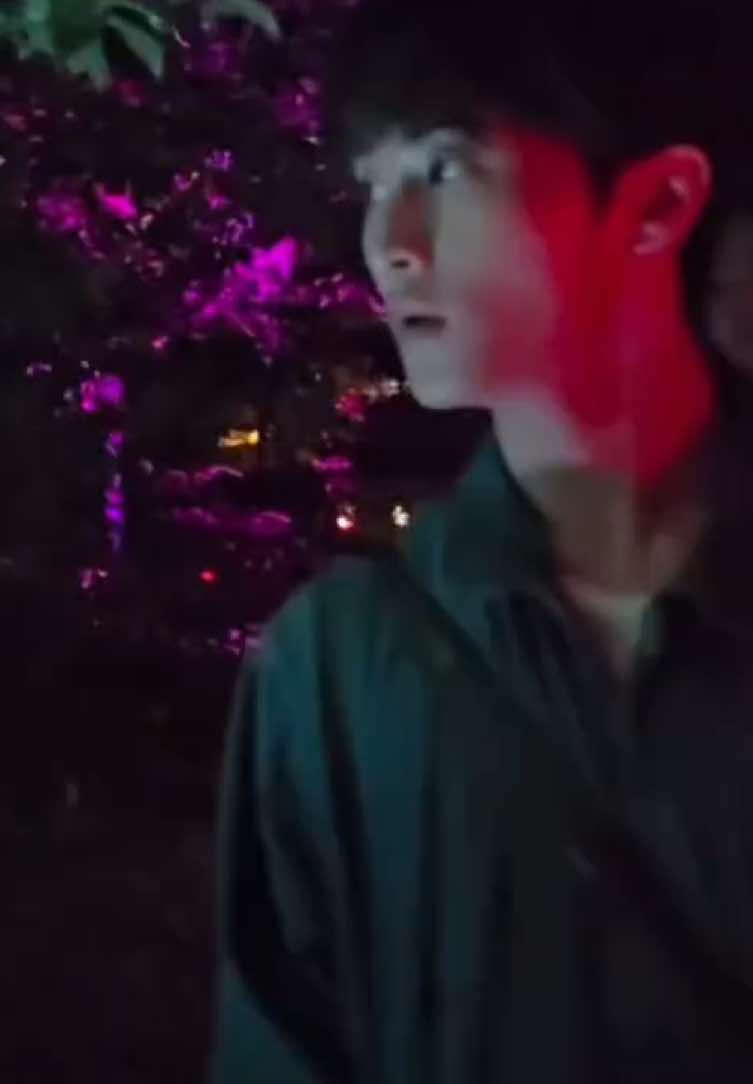ini mah kek pacar banget😭😭😭😭 *foton candid nya ganteng😭😭 #mark #marklee 