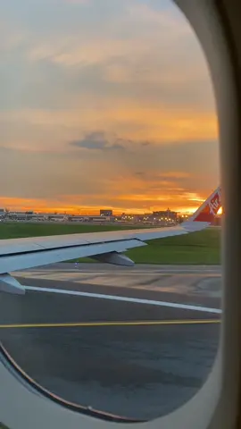 แสงยามเย็น ไฟท์บิน 6 โมงเย็น ที่นั่ง28F ✈️✨ #ที่นั่งติดริมหน้าต่างเครื่องบิน #วิวเครื่องบินสวยๆ #ที่นั่งเห็นปีกเครื่องบิน #สนามบินดอนเมือง #seat28F #donmueanginternationalairport 