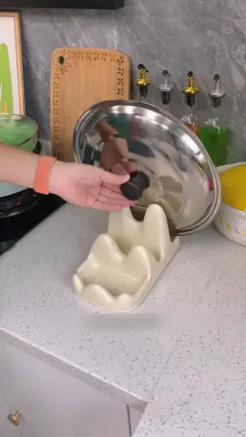 Bảo Mã đo lường! Bế bé bằng một tay cũng có thể dễ dàng cầm nắp nồi, thiết kế này hiểu mẹ quá rõ! 🤱