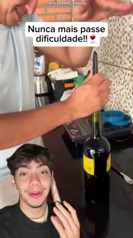 🍷 Esquece o saca-rolhas! Esse truque com garfo e faca vai salvar sua próxima noite com vinho! Super simples, rápido e funciona MESMO! Já manda esse vídeo pra quem sempre sofre pra abrir garrafa. #TruqueDeCozinha #VinhoFacil #DicasUteis #VinhoSemSacaRolhas #Hacks