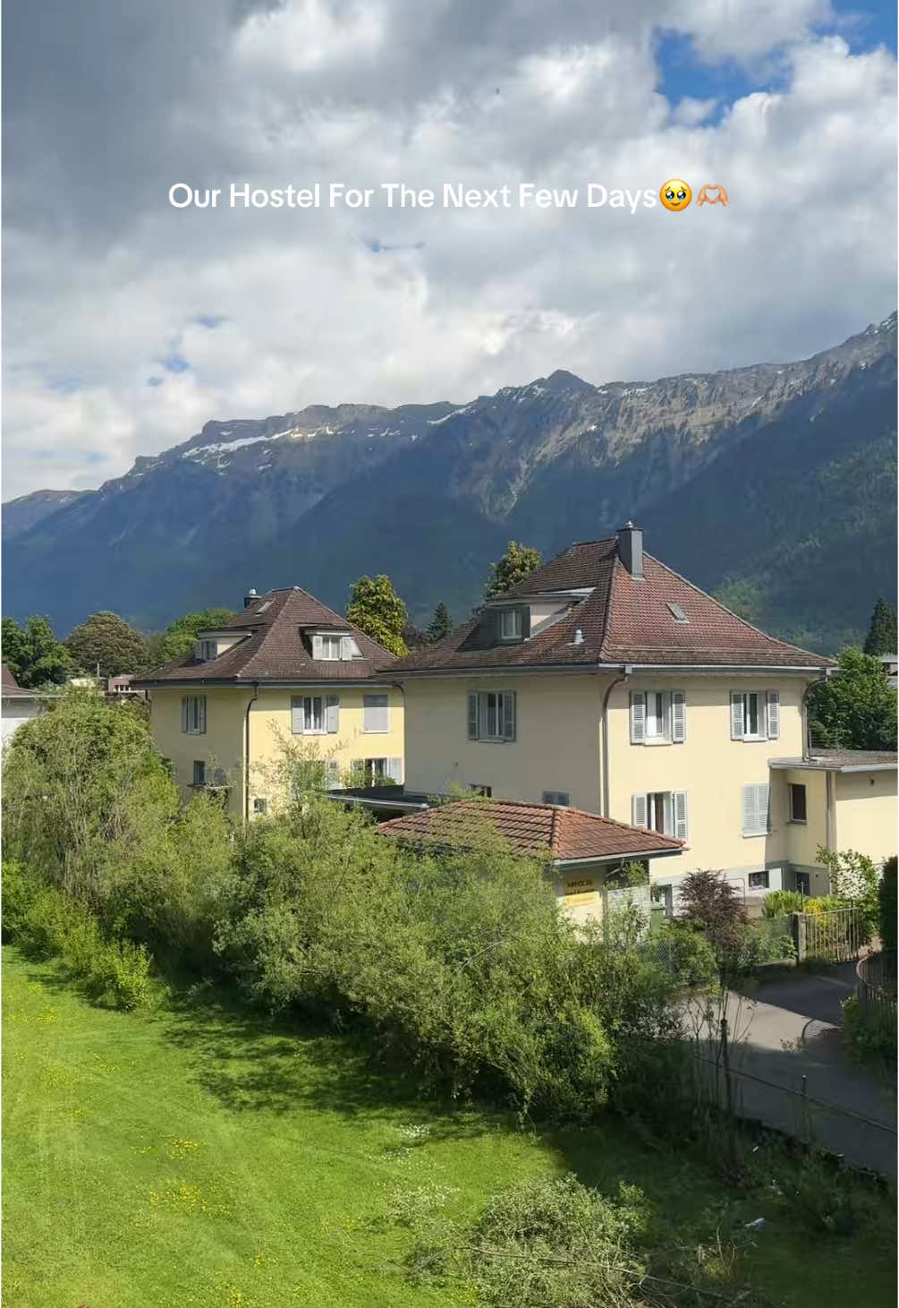 I’ve never seen a view so beautiful 🏔️🇨🇭🌲#switzerlandhostel #hosteltour #backpackingeurope #studyabroad #studyabroadhostel #backpackersvilla #interlaken 