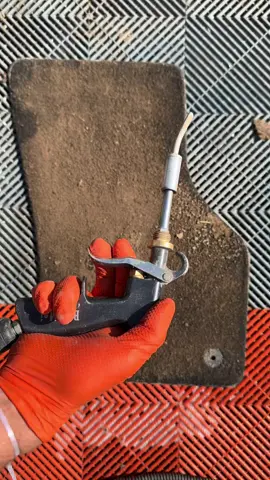 Nettoyage d'une moquette sur un véhicule agricole rempli de terre, satisfaisant et relaxant cleaning a carpet on a farm vehicle full of dirt, satisfying and relaxing #CleanTok #cleaning #satisfying #satisfyingvideo #clean #satisfying #detailing #amsr 