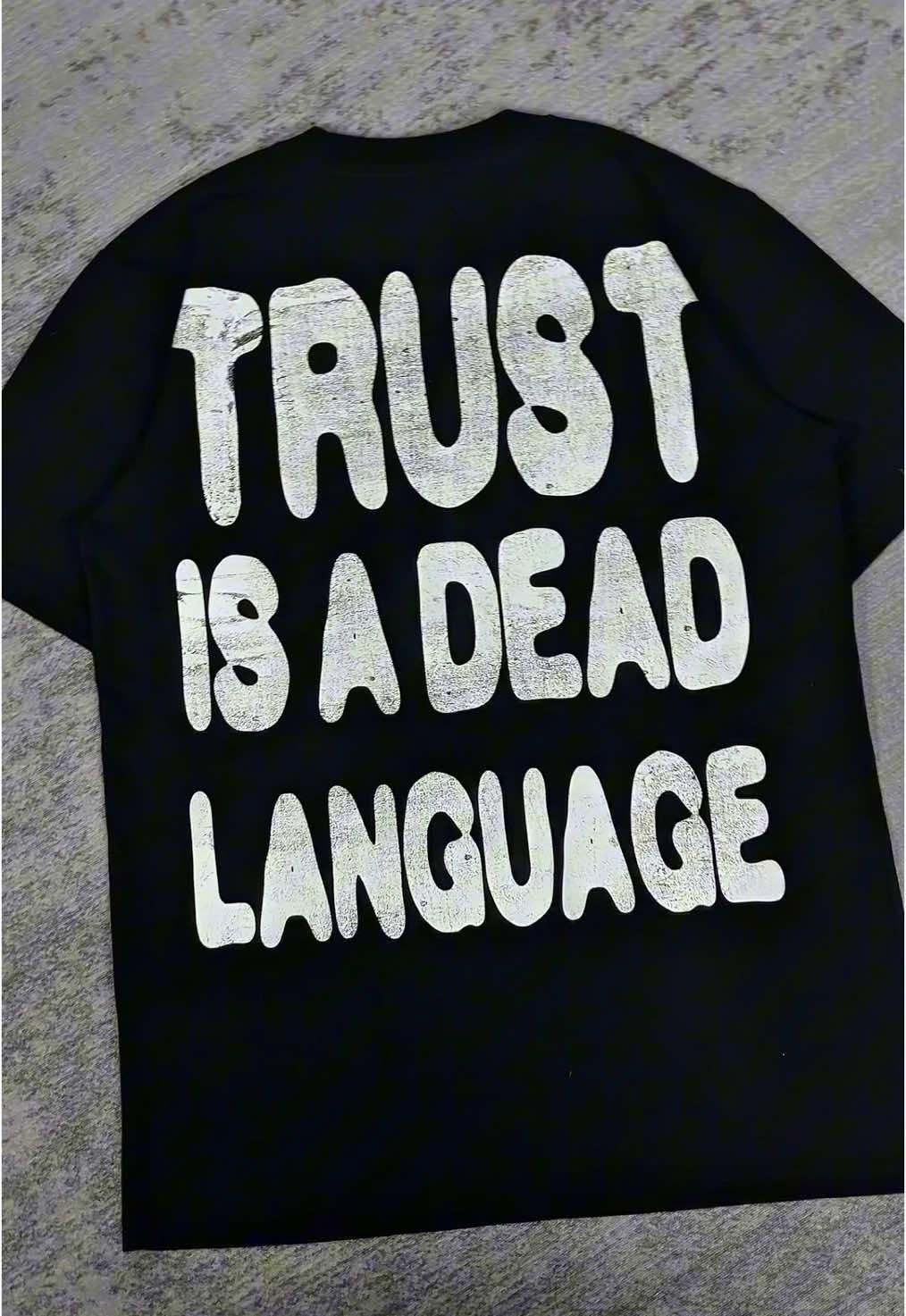 Gaya boleh santai, tapi pesan tetap lantang. Broken Promises, Trust is a Dead Language Karena kadang, outfit jadi cara terbaik buat bicara. 👀💫✨ #WRLDstudios #outfitideas #outfitinspo #outfitinspiration #kaoscowok #lokalbrand #kaosdistro 