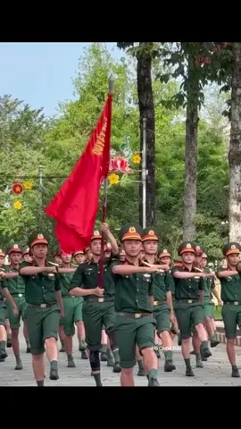 Phần thưởng cho chị em nào thức khuya ngắm đồng chí Lê Hoàng Hiệp #giaiphongmiennam #vietnam #a50 #thongnhatdatnuoc #30thang4 #lehoanghiep 