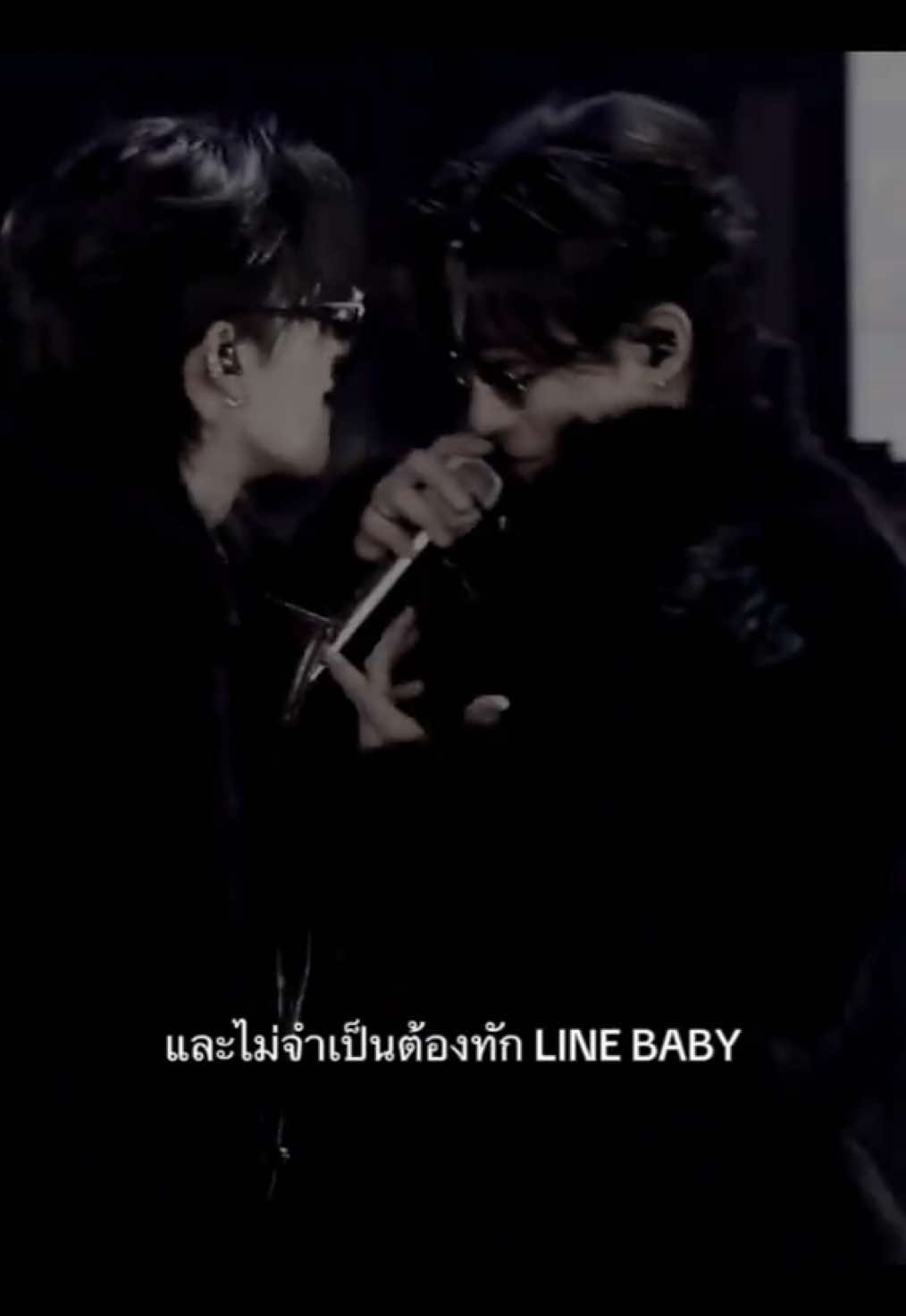 ก็เหมือนที่เพิร์ธธนพนธ์บอก “และเธอมาหาผมได้ที่บ้านและไม่จำเป็นต้องทัก LINE BABY” 😳🖤🤍 #LOLFanFest2025D1 #perthsanta #เพิร์ธแซนต้า #perthtanapon #santapp @PERTHPPE @Santa 