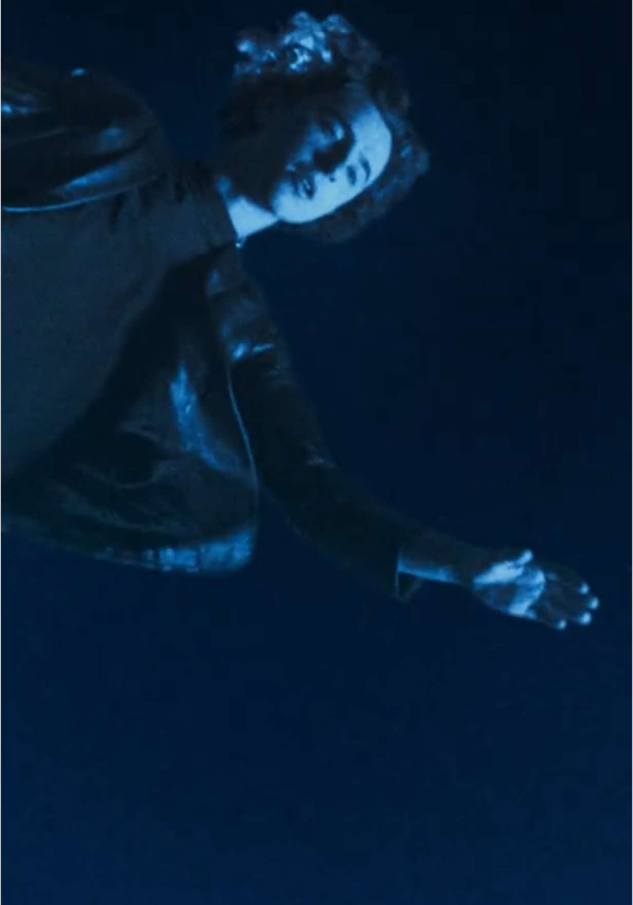 BLEU DE CHANEL. ACCIÓN El film BLEU DE CHANEL revela todas las facetas de un hombre que elige su camino. Un diálogo entre la celebridad de un actor y su verdad, entre la sensibilidad de Timothée Chalamet y el virtuosismo de Martin Scorsese. @tchalamet @martinscorsese_ 