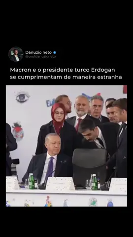 O presidente francês Emmanuel Macron e o presidente turco Recep Tayyip Erdogan protagonizaram um cumprimento estranho durante um recente evento internacional. No vídeo, os dois trocam apenas apertos de mão, mas de forma visivelmente desconfortável e fora de sincronia, com gestos rígidos que chamaram atenção do público. Embora possa parecer um simples mal-entendido gestual, o momento também pode refletir o histórico de tensões entre os dois líderes. França e Turquia têm divergido em temas sensíveis nos últimos anos, como política externa e liberdade de expressão, o que pode tornar até um simples aperto de mãos carregado de significado. Curtiu? Siga o @profdanuzioneto para mais #brasil #br #noticias #noticia #macron #politica #geopolitica #politicaltiktok
