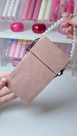 I'm gonna be taking this EVERYWHERE! such a cute bag where I can just stick in my favorite lippies, has a mirror and even a divider than can be removed!!  comes with two chains, one that is shown and the other allowing the bag to be worn as a crossbody #glowing #lippies #aesthetic #music #viral #trend #fyp #trending #makeup #makeupbag #MakeupRoutine #pretty #cute #cooltone #warmtone #pink #girly #girlythings 