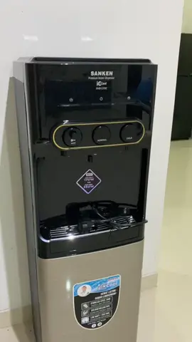 Dispensen Galon Bawah by @Sanken Electronic Indonesia  Ambil minum tinggal pencet sangat peaktis dan mudah buat para IRT yang ribet angkat angkat galon. Cocok nih dengan dispenser ini✨👇🏻👇🏻  #sanken #dispensergalonbawah #bagus #praktis #cocokbuatibuibu #sanken #pilihanterbaik #video #fypシ゚ 