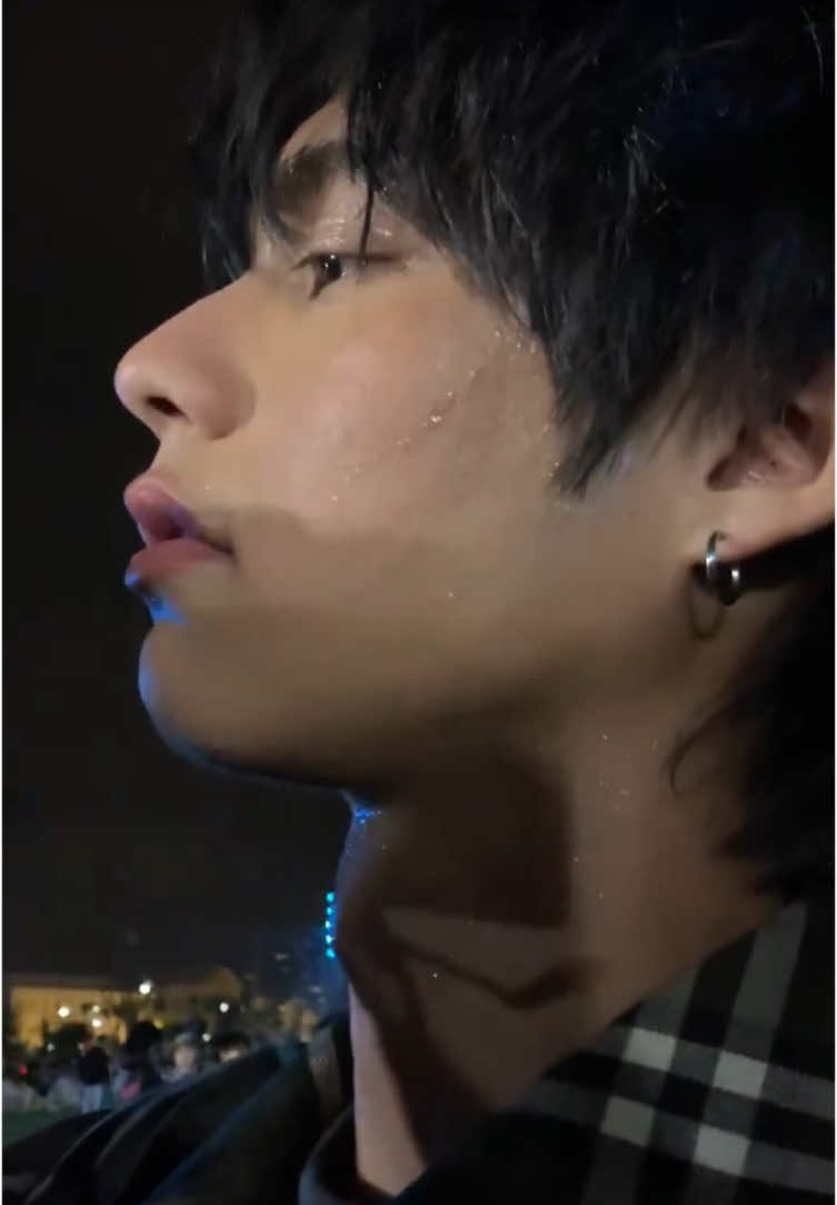 กิ้สสส หล่อมากค่ะ ☺️ #bbrightvc #KAWSHOLIDAYxBRIGHT #brightvachirawit #ไบร์ทวชิรวิชญ์ 