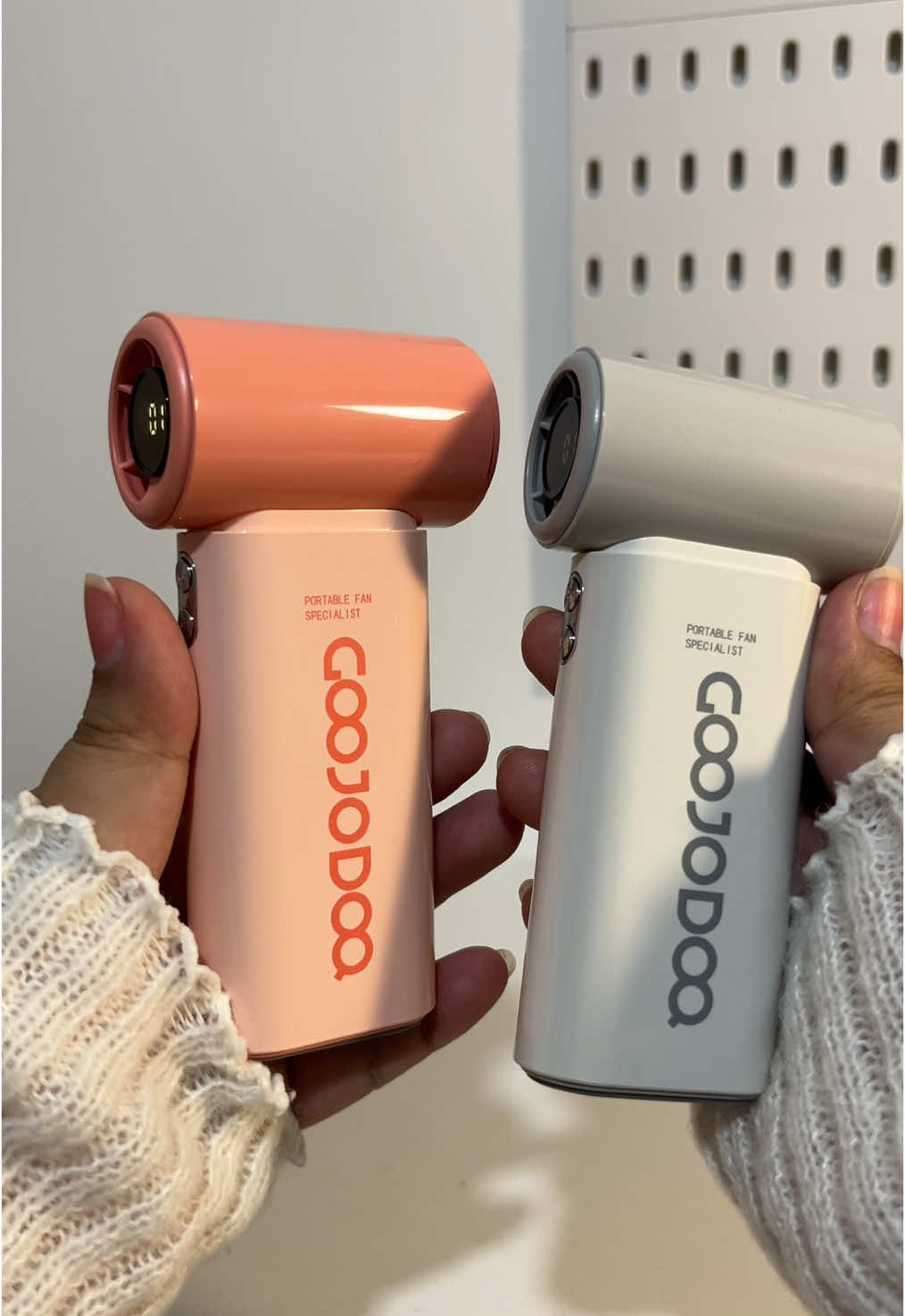 Sa mga gusto ng compact at madaling ibulsa na turbo fan baka si Goojodoq para sayo #compact #pocketfan #highspeedfan #miniturbofan #turbofan #portableminifan #goojodoq #goojodoqfan #turbofanrecommendation @goojodoq.ph 