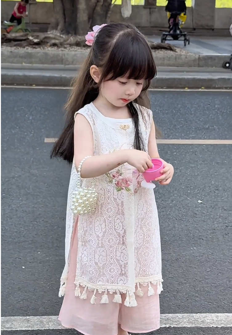 Bé này bước ra từ phim cổ trang Hàn Quốc hả trời? 😳👘 Ai mê phong cách này thì điểm danh bằng 1 💮 nha! #BéYêuSangChảnh #TrangPhụcVintage #MẫuNhíHànQuốc #ThờiTrangTrẻEm #OOTDkids#OutfitCưngXỉu #PhongCáchCổTrang #TikTokKids #MeVaBe #KuteOverload #Điểm10ThanhLịch