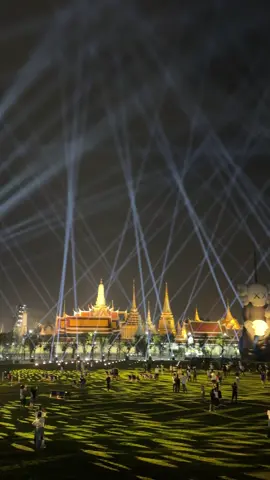 เพลงนี้ขึ้นรอบที่ 2 นะคะ ดูจากเวลาในมือถือประมาณ 3 ทุ่มค่ะ ถ่ายบนอัฒจันทร์ ใครจะว่าไม่เหมา ะไม่ว่ากัน แต่เราว่ามันสวยมากค่ะ ใครว่างแวะไปนะคะ ไม่ไปถือว่าพลาดค่ะ