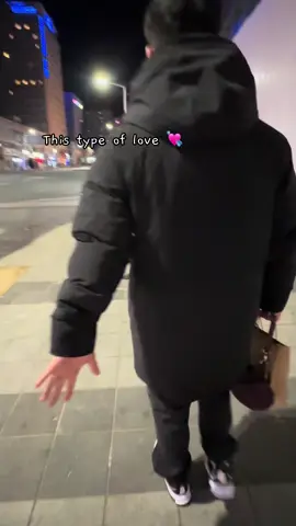 The way he grabs my hand & holds my bag with both hands 🥹♥️ #fyp #couple #🇲🇦🇰🇷 #morocco #tiktokmaroc #المغرب🇲🇦 #المغرب🇲🇦تونس🇹🇳الجزائر🇩🇿 #korea #viral #kdrama #اكسبلور #كوريا🇰🇷 #explore 