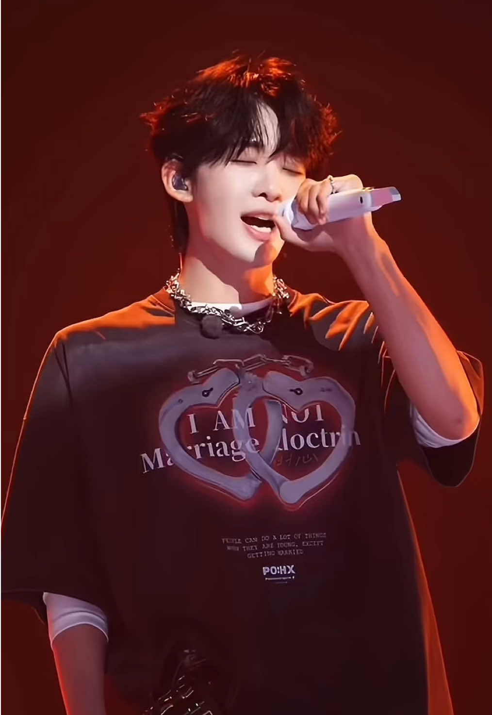 ชอบท่อนภาษารัสเซียอยู่นะ มันดีมากเลยอ่ะ ท่อนนี้มันคือเพลง 以愛為囚  ดนตรีทำนองมันใช่จริงๆ ด้วย  哇哦～ 很厉害，很厉害呀 ！ ##หวังเฮ่อเยว่wangheyew王赫野##theteasuredvoicess6 Mix two songs together and add Russian to the lyrics. ** It’s remix from  别让爱凋落 and 以愛為囚 