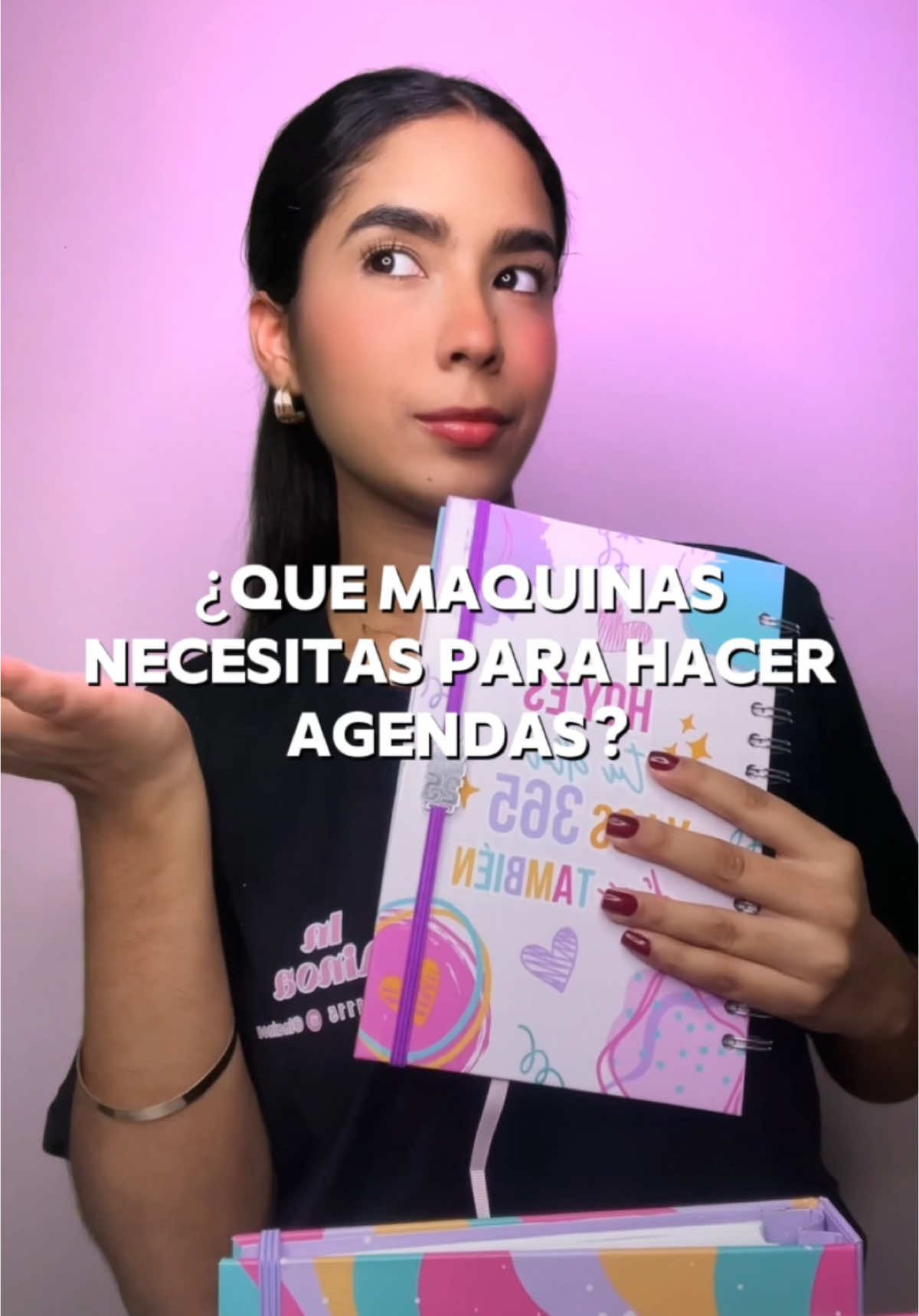 Estás son algunas de las máquinas que necesitas para hacer agendas✨📓 En nuestro curso de agendas te brindamos una lista de materiales detallada donde te colocamos las marcas y te explicamos las diferencias de una con otras para que puedas hacer una inversión correcta✅ Si no tienes todos los materiales para el día del curso, no te desanimes! Muchas de nuestras alumnas comenzaron el curso SIN NADA, y fueron comprando todo poco a poco✨ Las clases les quedarán grabadas durante todo un año para puedas volver a verlas, y recibes asesoría post curso siempre que lo necesites🙌💗 Prepárate con tiempo para una de las mejores temporadas para que generes ingresos💰 Puedes aprender desde cualquier parte del 🌎🚀 Lo más importante para hacer el curso es tener muchas ganas de aprender⭐️ Comenta “AGENDA” y te enviaremos más información del curso⬇️ #fyp #parati #cursos #cursodeagendas #emprendimiento 