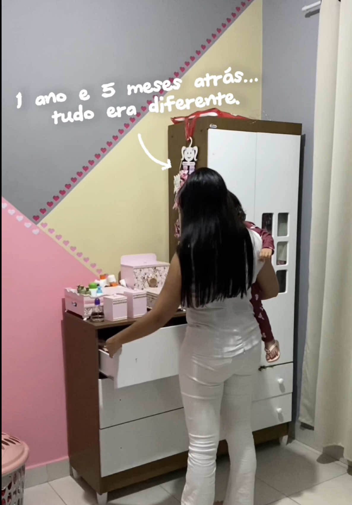 Um ano e cinco meses atrás, essa era a minha rotina: mãe solo, CLT e morando sozinha com a Jade. Jamais posso esquecer de onde eu vim. Foram dias muito difíceis. Passamos por muitas lutas juntas. Hoje, olhando para trás, só consigo ver o quanto Deus foi generoso e bondoso com nós duas. Um sonho que parecia tão distante, trabalhar em casa, hoje é a minha realidade. O que antes era uma rotina exaustiva, depois de um longo dia fora, hoje é um privilégio: temos uma vida mais tranquila, e eu aprendi a ser grata por cada conquista. Por isso eu sempre digo: nunca desistam dos seus sonhos. Nunca! Tudo é possível, sim! Basta acreditar e ter fé. Obrigada a todos que me acompanham desde o começo, e a todos que sempre acreditaram em mim. Amo vocês!