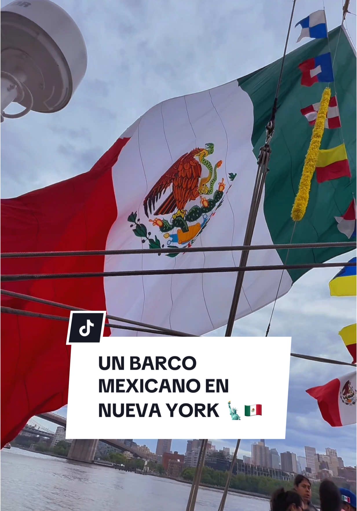 UN BARCO MEXICANO EN NUEVA YORK 🗽🇲🇽 El barco/escuela “Cuauhtémoc” está en el Pier 17 de Manhattan en la ciudad de Nueva York como visita.  Gracias al Consulado de México en Nueva York por la invitación 🙏🏻🗽🇲🇽 #nuevayork #newyork #nyc #manhattan #latinosennewyork #mexicanosenny 