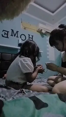 Status Janda sering bgt dipandang sebeLah mata.. PadahaL didunia ini , mana ada perempuan yg mau jadi janda?? ApaLagi jika daLam pernikahannya sudah memiLiki anak dan usianya tak Lagi muda. Sudah berani memutuskan utk menjandakan diri pastinya sudah benar² berada dititik LeLah , mati rasa , sakit , karna seringnya tersiksa. Jangan dihinakan! KaLian tidak akan tau rasanya sakit meLepas genggaman dan mengikhLaskan impian akan kebahagiaan seLepas perpisahan. KaLian tidak akan tau sesuLit apa menghidupi anak² tanpa bantuan nafkah dari pihak manapun termasuk mantan suami pasca perceraian. Kita para janda tidak butuh vaLidasi. Tapi setidaknya , bantu kami menguat utk tetap waras dengan tidak merendahkan🙏🏻