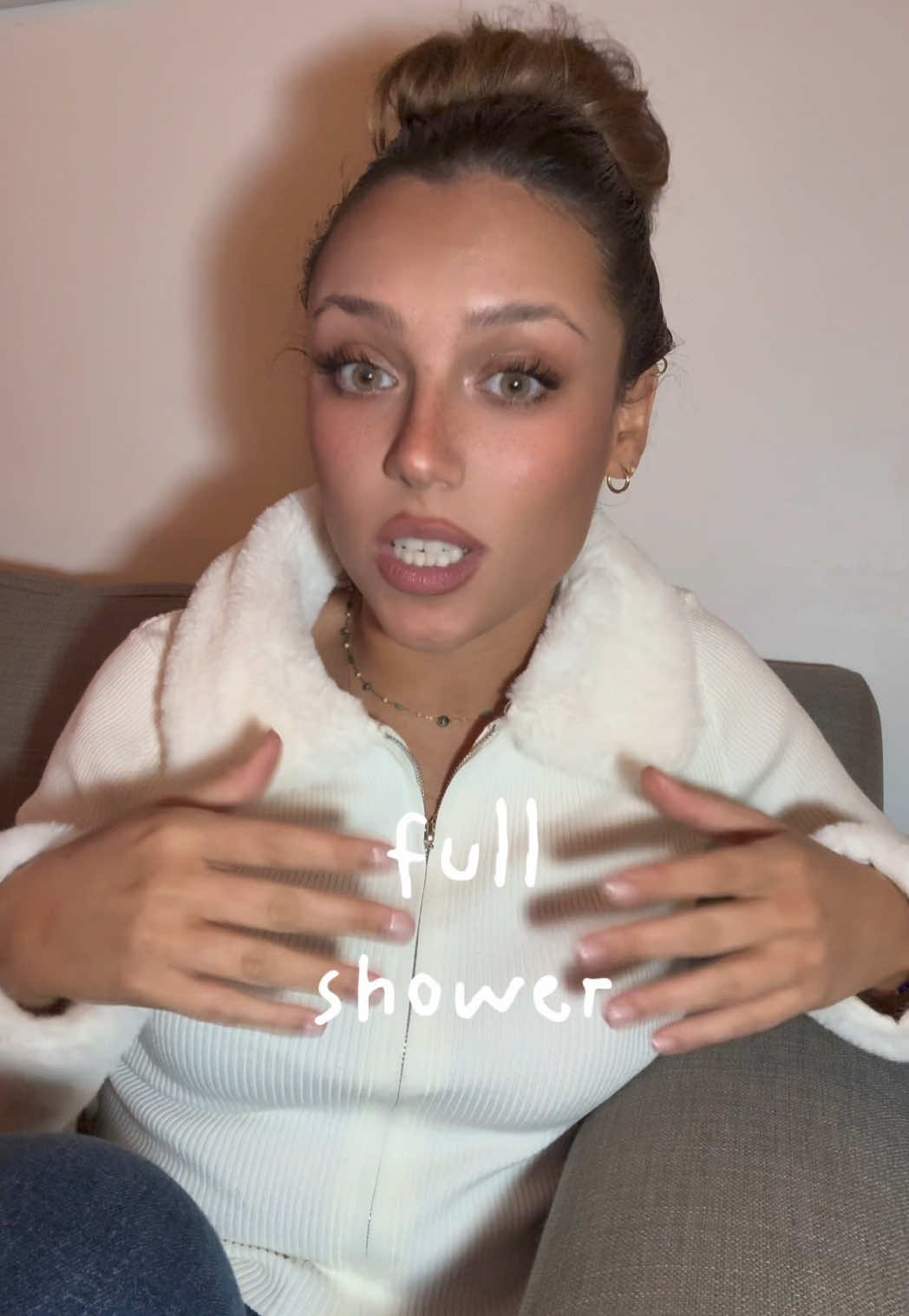 Les revelo mi truco (osea mio pero lo saqué de tiktok jajajaja) para oler rico TODO el día: full shower layering, especificamente con aroma a coco colado 🥥🍍 usé exfoliante, gel y crema de Tree Hut 🤍 #DATO Aunque no lo muestro en el video si después sumás perfume + productos para el pelo con notas parecidas, es game over. Te transformás en la persona con el aroma MAS RICO DEL MUNDO!!! #layeringroutine #treehut #cococolada #huelebonito #smellgoodalways #bodycareroutine #hygienetok #cleanlook #fullshower #summervibes #showerroutine 