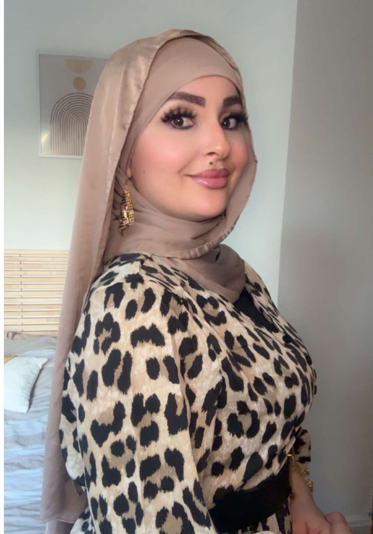 #fyp #tutorial #hijab #HijabFashion #🤎 #foruyou #explore #fyp la robe elle est sur le site www.mod-sana.com celle que je porte s/m le model un peut large elle convient 44/46 et plus