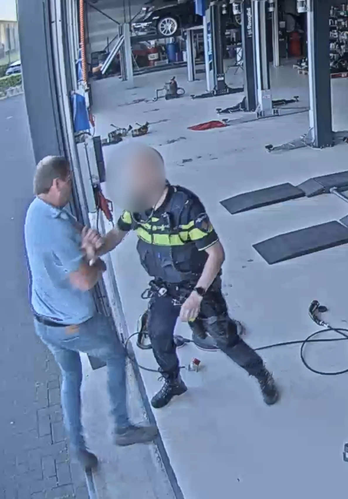 BIZARRE BEELDEN! Brand! Oscar krijgt pepperspray!  Bekijk de weekvideo op ons YouTube kanaal.  #graperautomotive #brand #pepperspray #moordrecht #rotterdam #