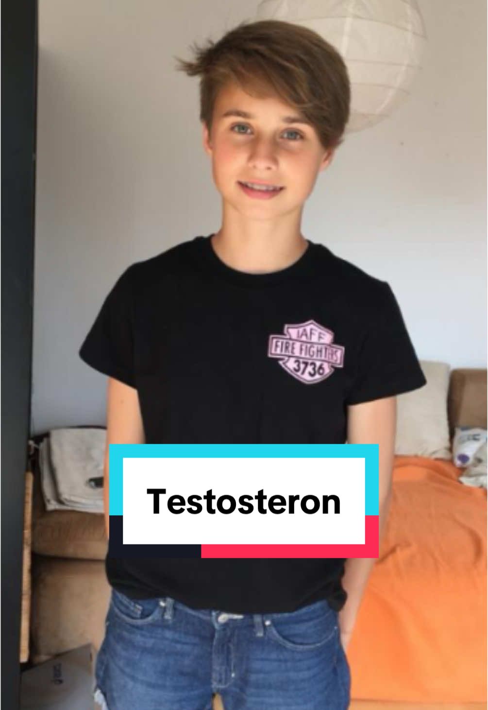 Ich hab im August 2019 mit Testosteron angefangen und bei mir starteten die Veränderungen recht schnell. Macht euch da keinen Kopf, es ist von Mensch zu Mensch unterschiedlich, aber es wird passieren! Stimmenbruch kam bei mir als erstes und heute bin ich stolz sagen zu können, dass ich meine Stimme sehr gern mag. Mein Körper hat sich verändert, meine Körperbehaarung auch. Ich hab zwischenzeitlich Akne gehabt, die ging aber schnell wieder weg. Mein Verhalten hat sich nicht direkt wegen Testo verändert, ich bin allgemein einfach gereift und jetzt deutlich erwachsener. Ich habe mein Leben soweit im Griff und mir geht’s gut :) 