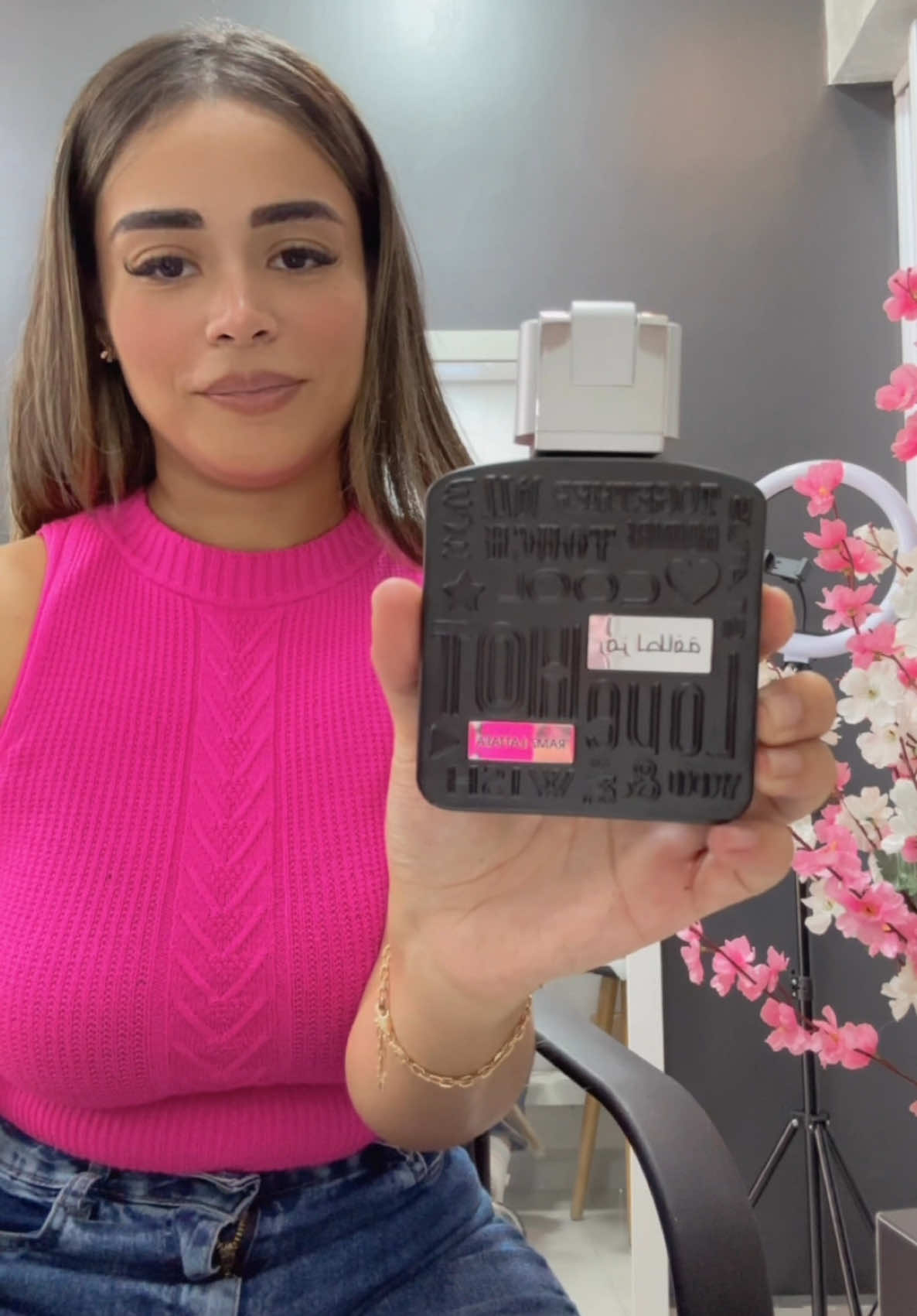 Ramz Silver – Lattafa 🖤 Intenso, moderno e sedutor sem esforço. O Ramz Silver é aquele perfume masculino adocicado com fundo ambarado e especiado, que conquista fácil. Perfeito pra noites, encontros e quem gosta de fragrância com atitude. Notas olfativas: 	•	Topo: 🍐 Pera, 🍋 Bergamota, Lavanda, Hortelã 	•	Coração: 🌿 Cardamomo, Sálvia 	•	Fundo: 🍦 Baunilha, Patchouli, Almíscar, Âmbar Destaques: ✔ Eau de Parfum – 100ml ✔ Doce masculino com personalidade marcante ✔ Alta fixação e projeção impactante ✔ Ideal para noites, baladas e ocasiões especiais ✨ Inspirado no Ultra Male – Jean Paul Gaultier #RamzSilver #LattafaPerfumes #UltraMaleInspired #PerfumeMasculino #CheiroDePresença #PerfumeNoturno #majestosaperfumaria #perfumesarabes 