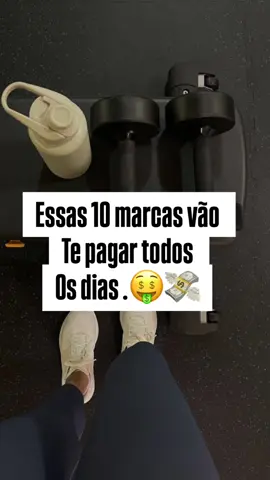 Mas afinal, como essas empresas te pagam só por treinar? A verdade é que elas fazem parte de programas de afiliados. Um programa de afiliados é uma parceria onde você divulga produtos ou serviços e recebe uma comissão por cada venda realizada. Como funciona? Pra um programa de afiliados funcionar, ele precisa de 4 elementos: 	•	Afiliado – quem divulga os produtos ou serviços  	•	Anunciante ou produtor – quem oferece o produto 	•	Produto ou serviço – o que é vendido 	•	Plataforma – o sistema que registra as indicações e faz os pagamentos Muita gente começa como afiliado e, com o tempo, transforma isso em uma fonte de renda recorrente. E sim, essas marcas que você já conhece oferecem comissão pra quem divulga — mesmo sem experiência, sem seguidor e começando do zero. Se você quer saber quais são os melhores programas de afiliados pra iniciantes, eu te mostro os que realmente valem a pena e o que eu venho fazendo para ter renda extra com o digital.  #marketingdigital #rendapassiva #ganhardinheiro #negóciodigital #liberdadedetempo #mentalidadefinanceira #imigrantesusa#crescernoinstagran