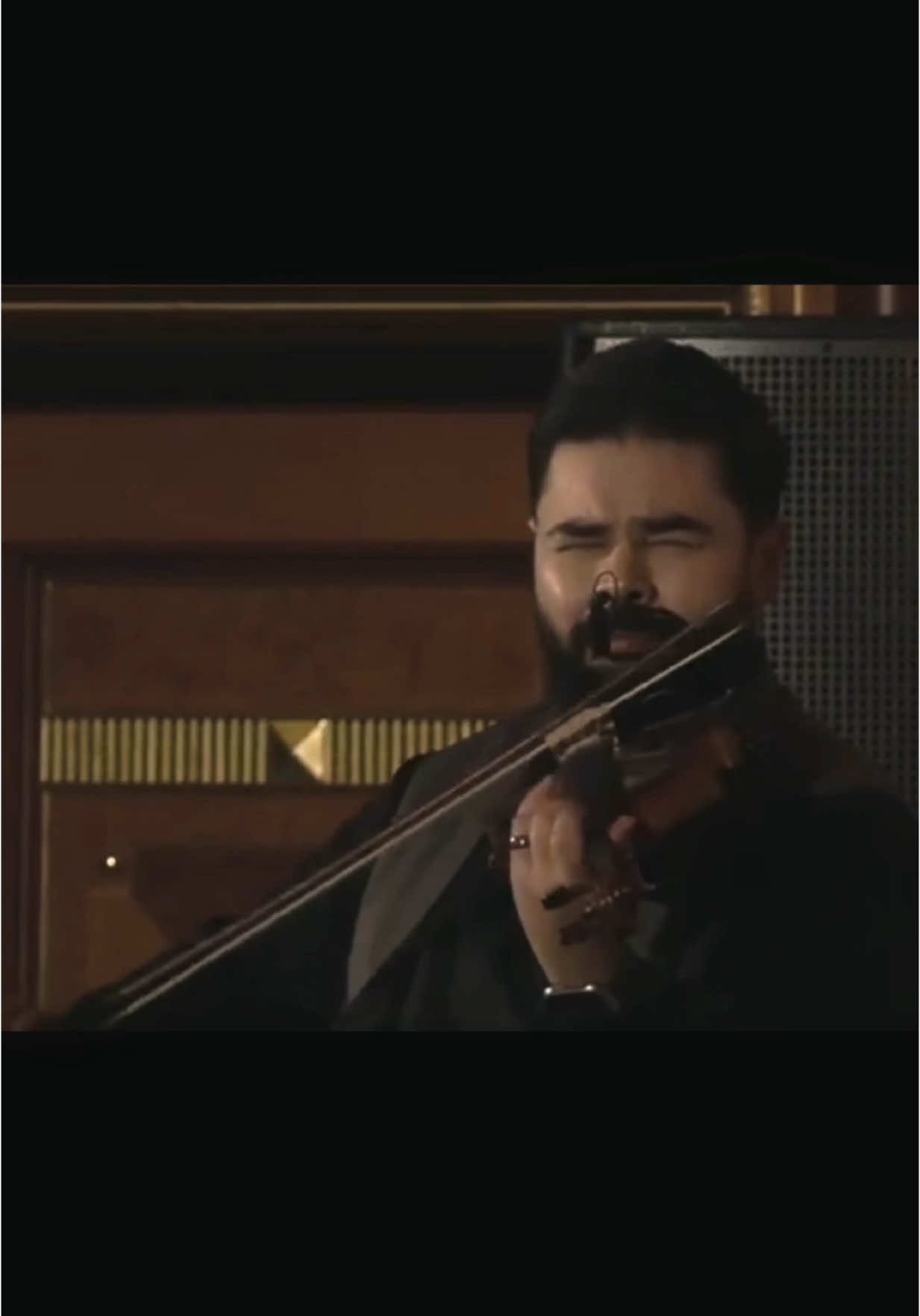 بكاء الكمان💔🎻 #mohamedalyv #fyp #foryou #foryoupage #violin #Love #viral 