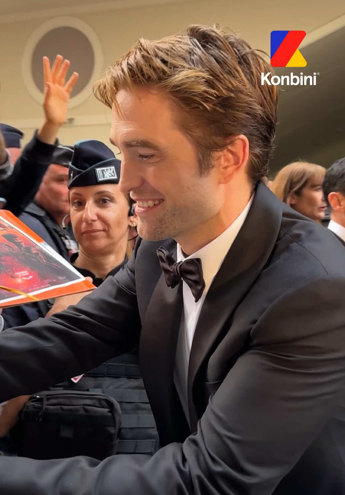 En direct de la Croisette, Robert Pattinson et Jennifer Lawrence sortent du Carlton et foncent en direction des marches du Palais des Congrès pour le tapis rouge de leur film Die, My Love. #filmtok #robertpattinson #jenniferlawrence 