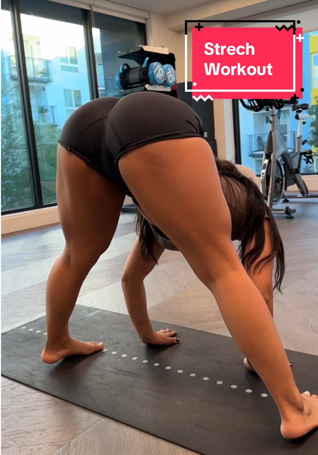 Stretch the hamstrings and hips 🥰🧘 #flexibility #mobility #yogagirl #stretch 