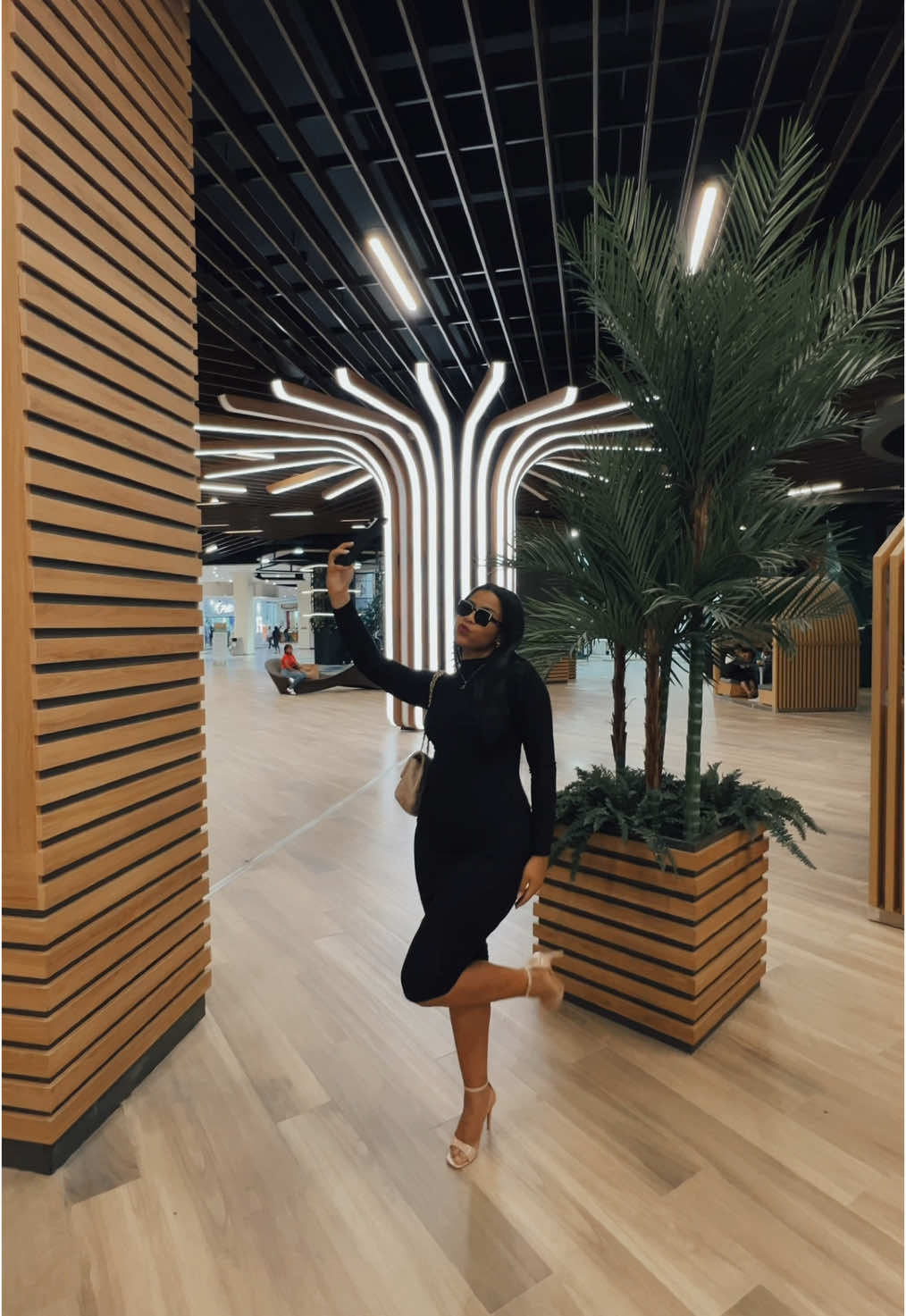 De día o de noche, este vestido nunca falla. Atrévete a cruzar miradas. 👀 Disponible ahora en @Kelor original clothing   #lookconactitud #blackonblack #dresstoimpres #kelorstyle #fashionstatement #chicmood #eleganciamodern #MadresConEstilo #ootdlatina 