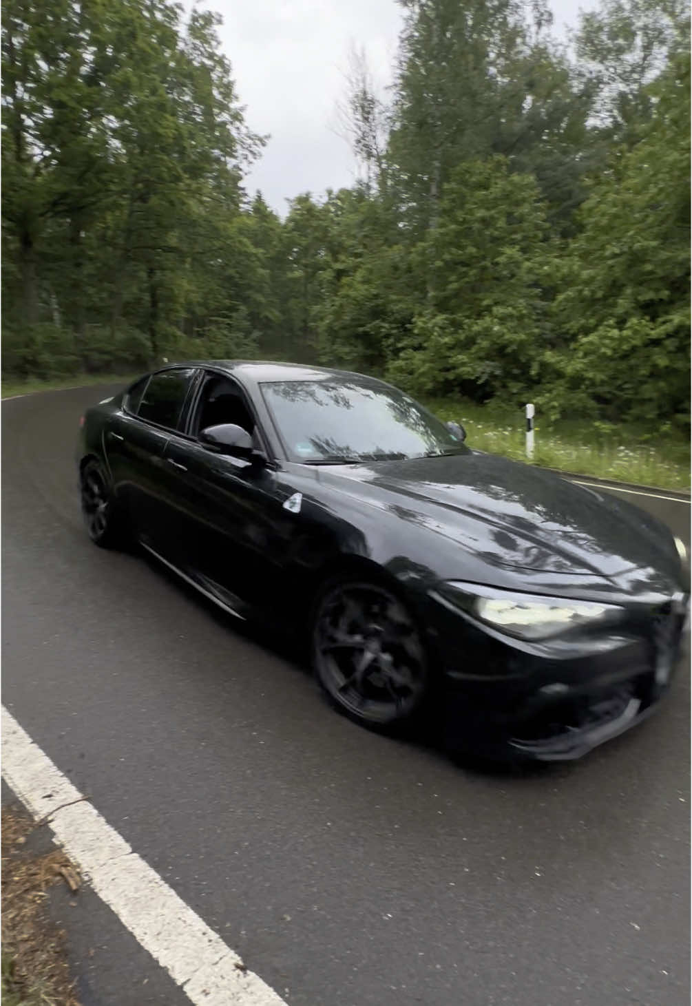 🌧️🌚#alfaromeo #guliaquadrifoglio #italiancars #cars #carsoftiktok #cars #fy #fürdich #viral #ferrari #alfa #v6 #biturbo 