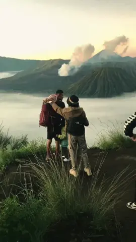 semua org punya kebahagianya masing'#masukberanda #trending #trend #gunung #bromo #gunungbromo #muncakgunung #pompeei #kebahagiaan #fyp #beranda #fyppppppppppppppppppppppp #fypage 