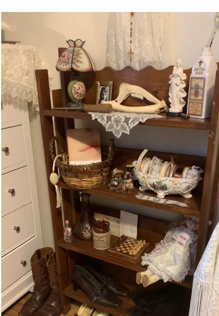 Wish all my furniture was wooden  #room #shelf #vintage #southerngothic #dolls 