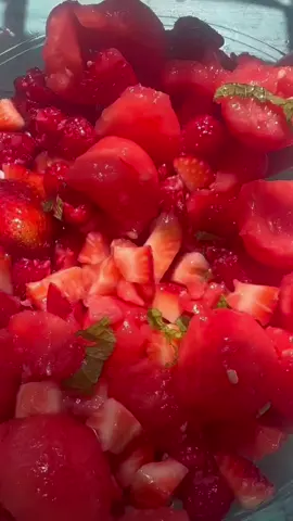 Sweet, juicy, and oh-so-refreshing! 🍉🍓🍯 This fruit salad is bursting with watermelon, raspberries, strawberries, a hint of mint, and a drizzle of honey-lime magic. Summer in a bowl! ☀️ #FruitBowlGoals #Fruitsalad #naturescandy #honeylime 
