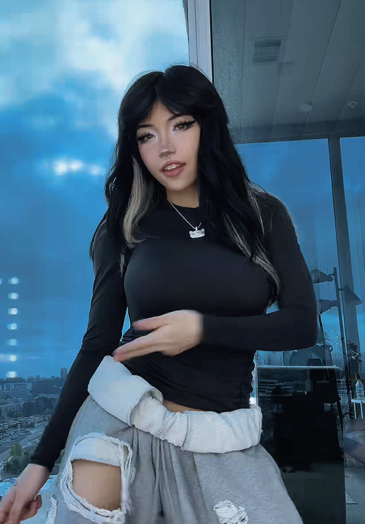 u can tell what face i make when im trying to focus 😭 i cant help it LOL pls tell me u can’t tell i dont dance #fyp  #dance #trend #alternative #piercing 