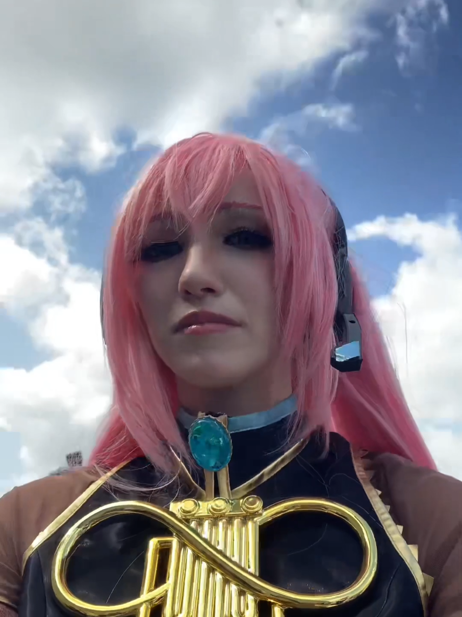 JE SUIS AU SOL @🍬𝕊𝕒𝕚𝕜𝕠𝕞𝕚𝕚🍬  #conventioncosplay #geekdaygeekday2025 #geekday #cosplay #hatsunemiku #lukamegurine #luka #cosplayer #miku 