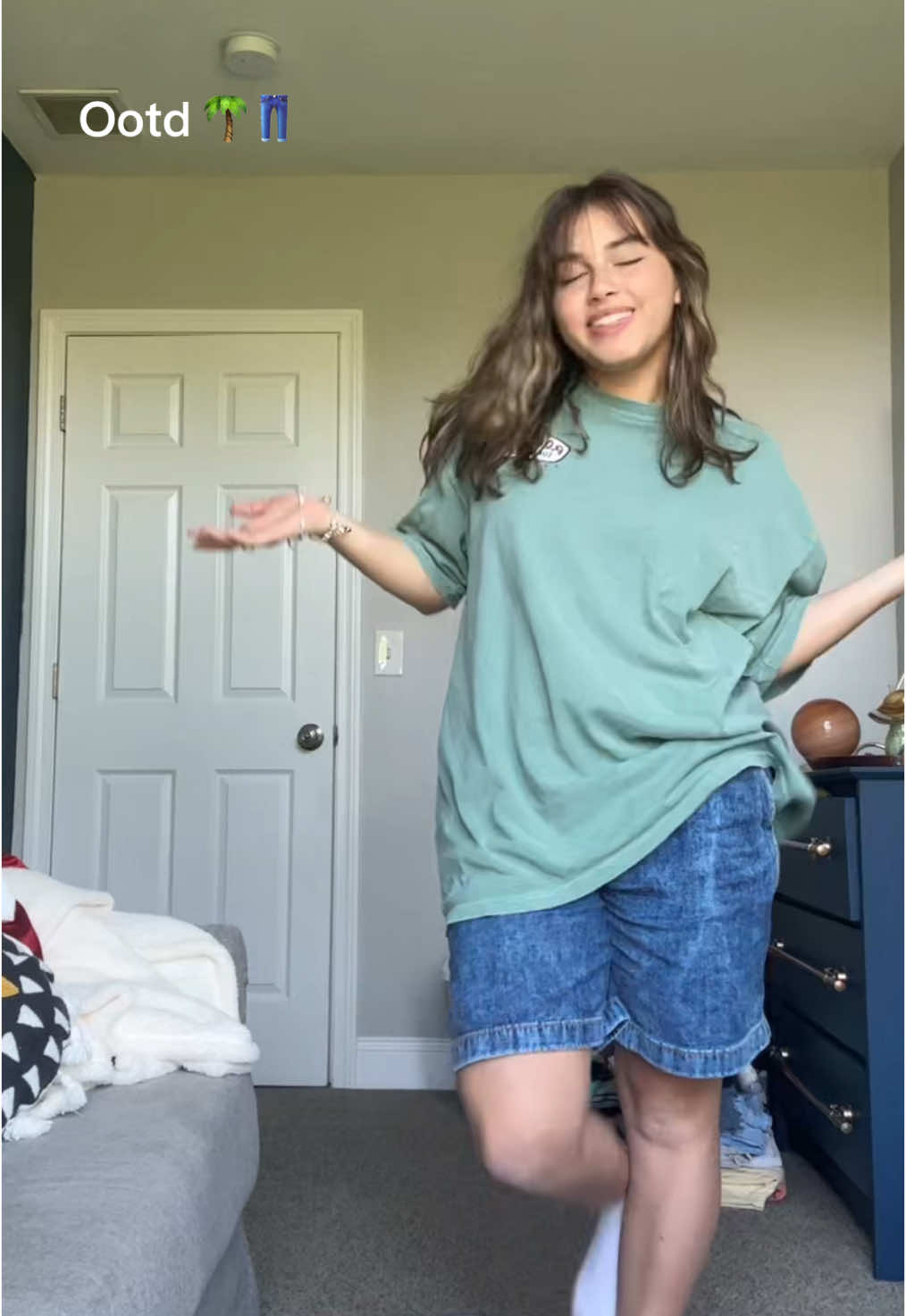 I love messy waves #fyp #fypシ゚viral #fypage #OOTD #jorts #cuteoutfit #baggytshirt #messywaves #frizzywaves #wavyhair #type2ahair 