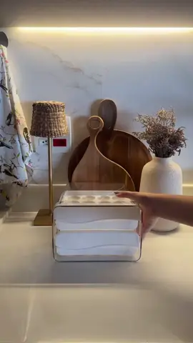 🥚💡 Chega de ovos soltos e bagunça na geladeira! Esse gaveteiro duplo organizador comporta até 32 ovos e ainda otimiza espaço como ninguém! ✔️ Design compacto e empilhável ✔️ Material plástico resistente ✔️ Ideal para manter sua geladeira organizada e higienizada! ✨ Organização prática que faz diferença no dia a dia! 🛍️ Link de compra nos destaques 💬 Comenta “QUERO” que eu te envio o link direto! 📦 Aproveita enquanto ainda temos em estoque! #organização #cozinhapratica #ovosorganizados #geladeiraorganizada #dicasdeorganizacao #produtosuteis #vidacriativa #tiktokmefezcomprar #achadodigital #virma #geladeiraestilosa #cozinhacriativa #compreionline