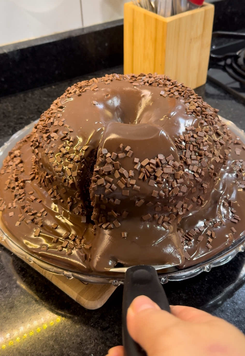 Bolo de chocolate com brigadeiro cremoso 